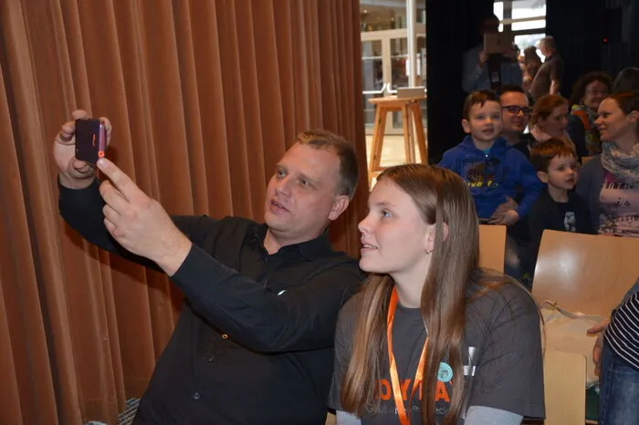 Die erste Aufgabe für das Publikum war, seinen Sitznachbarn zu begrüßen und mit ihm ein Selfie zu machen.