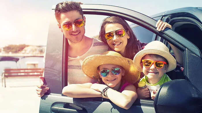 Endlich Sommer, endlich Urlaub. Viele Familien nehmen auch die Freunde der eigenen Kinder mit auf Reisen