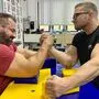 Armwrestler brauchen nicht nur dicke Oberarme. Gekämpft wird mit dem ganzen Körper, wie Hans-Peter Fuchs aus Dölsach und Manuel Lengfelder aus Irschen demonstrieren
