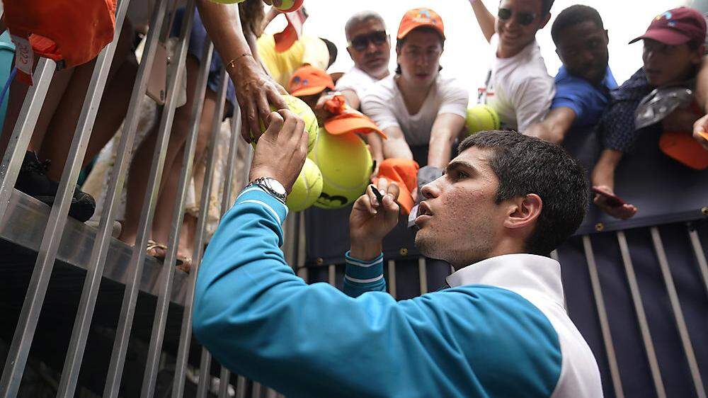 Carlos Alcaraz muss jetzt schon zahlreiche Tennisbälle unterschreiben