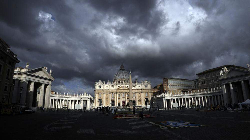 Dunkle Wolken über dem Vatikan