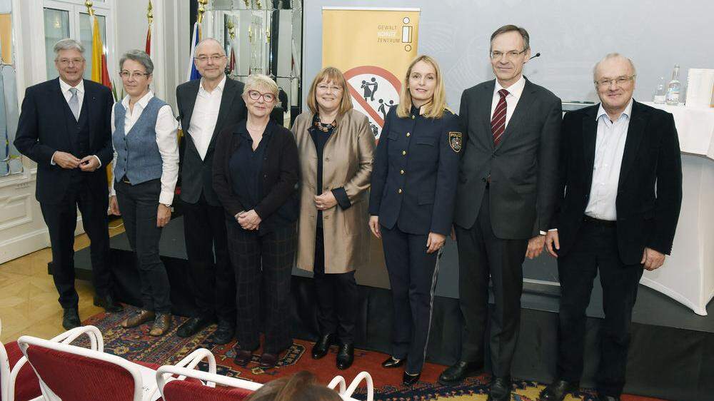 Roswitha Bucher (5. von links) mit LH Kaiser,  Landespolizeidirektorin Michaela Kohlweiß, Landesgerichtspräsident Bernd Lutschounig und Vortragenden bei der Tagung