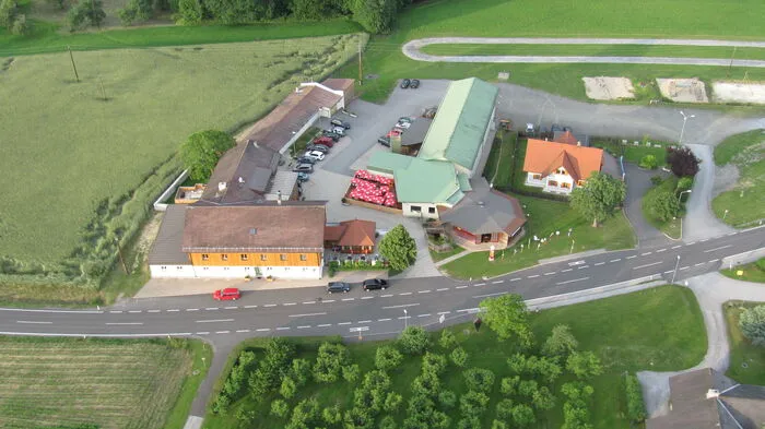 Der Familiengastrobetrieb Heschl im Ortsteil Sonnhofen in Pöllau bei Hartberg umfasst den Gasthof, die "Inseltown" mit Pizzeria und Bowlingbahn, das Craft Beer Pub sowie das Tanz- und Partylokal "Toms Stadl".