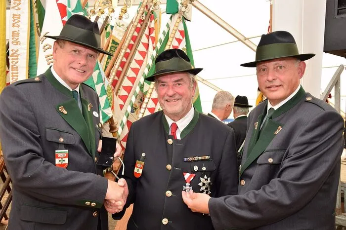 Josef Hofer als Obmann des 100 Kameraden umfassenden Ortsverbandes – darunter sechs Damen – hieß die vielen Gäste, darunter LAbg. Peter Tschernko, die Vizepräsidenten Rudolf Behr und Peter Zungl, Gemeindevertreter, sowie den Kasernkommandanten von Straß, Bernhard Köffl willkommen. Für Hofer gab es für seine 25-jährige Führungstätigkeit das Bundesverdienstkreuz in Silber, überreicht von Präsident Dicker. Seitens der Gemeinde stellte sich Bürgermeister Rohrer mit einer ÖKB-Plakette für den Ortsverband ein und sagte dem Ortsverband außerdem ein Vereinslokal zu.   