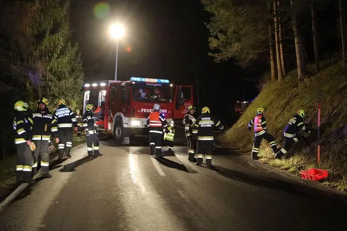 Ein Pkw-Lenker, der in Richtung Kleinlobming unterwegs war, verlor aus unbekannter Ursache auf der B77 die Kontrolle über sein Fahrzeug.