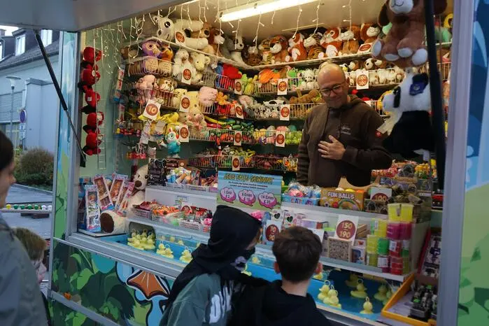 Mit Kostümen, Süßigkeiten und kleinen Überraschungen sorgten Vereine und Betriebe für ausgelassene Stimmung bei den jüngsten Besuchern.