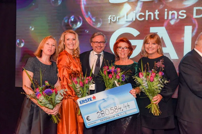 Bei der 22. Gala-Auktion der "Seitenblicke" kam der Käfer  zugunsten von "Licht ins Dunkel" unter den Hammer. Stolze 20.000 brachte das Auto ein ...