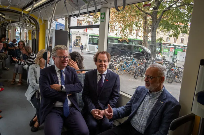 Landeshauptmann Christopher Drexler (ÖVP) im Gespräch mit "Saubermacher" Hans Roth und VinziWerke-Obmann Peter Pratl
