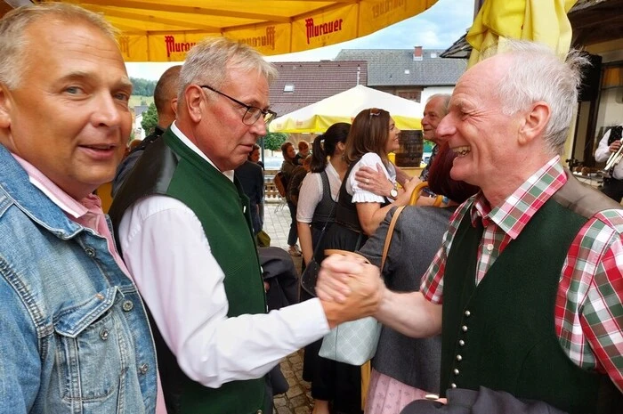 Zahlreiche Gratulanten stellten sich ein - überbrachten Ehrengeschenke und Ehrenurkunden.