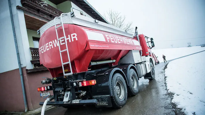 Um im Ernstfall bestmöglich für einen Atemschutzeinsatz vorbereitet zu sein, findet seit sechs  Jahren jährlich eine reale Heißübung für die Feuerwehren des Abschnitt 2 – Stiefingtal (BFV Leibnitz) mit Nachbarfeuerwehren statt.