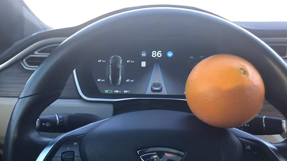 Eine Orange deaktiviert die Sicherheitseinstellungen bei Tesla