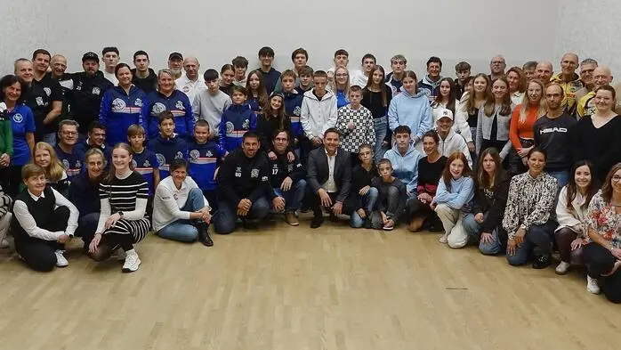 Die Sportstadt Zeltweg ist stolz auf ihre Sportlerinnen und Sportler. Für ihre Leistungen geehrt wurden vor Kurzem 137 Aktive in den Disziplinen Tennis, Triathlon, Billard, Eishockey, Reiten, Orientierungslauf, Judo, Inlineskating und Schwimmen (im Bild sind alle  Geehrten)