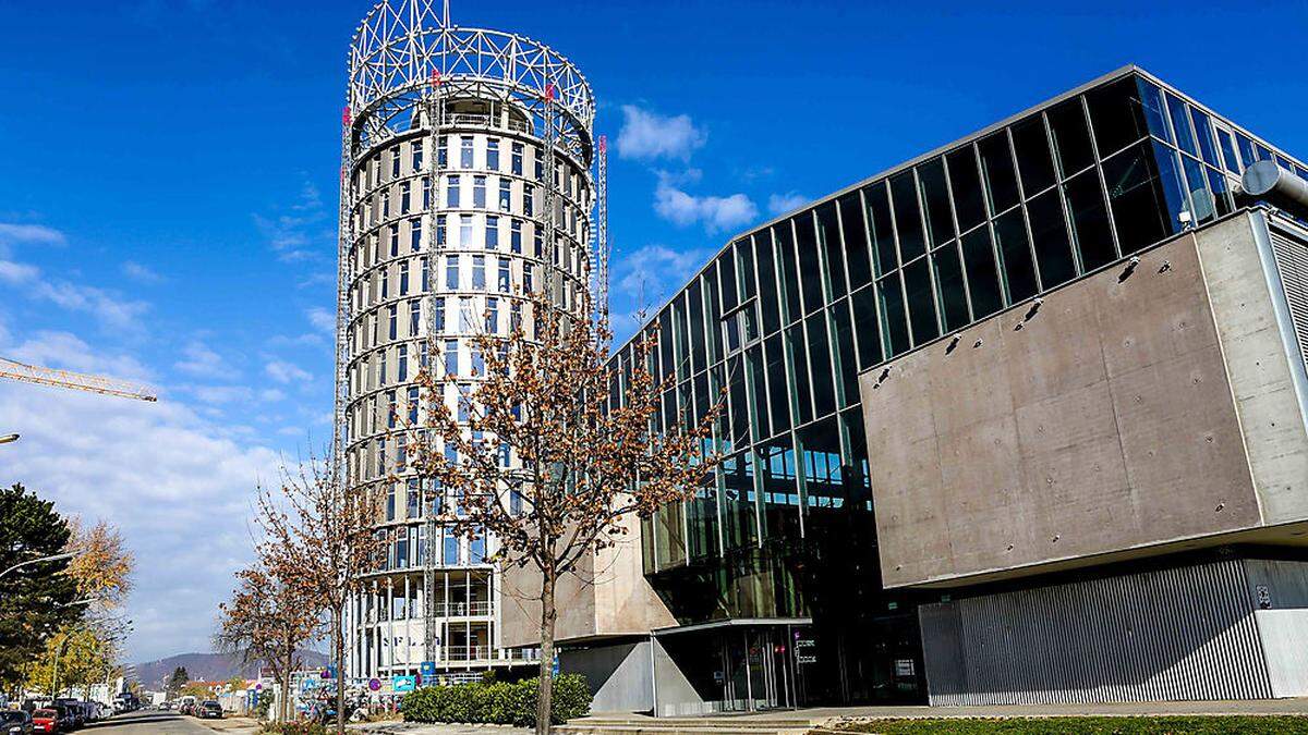 Der Science Tower neben der List-Halle