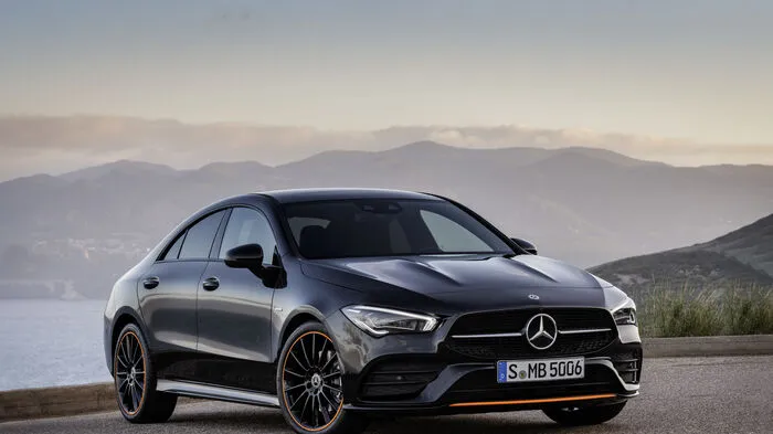 Mit dem ersten CLA hat die Marke mit dem Stern ein neues Segment für sich erschlossen. Und der Mut wurde von Erfolg gekrönt: Die Schlüssel von 750.000 Stück des viertürigen Coupés und des Shooting Brakes gingen über den Ladentisch. Zudem haben die feschen Kompakten maßgeblich dazu beigetragen, Mercedes' Hutfahrerimage zu den Akten zu legen, zählen deren Kunden doch zu den jüngsten im Portfolio. Klar, dass die Stuttgarter da beim Nachfolger nachlegen müssen.