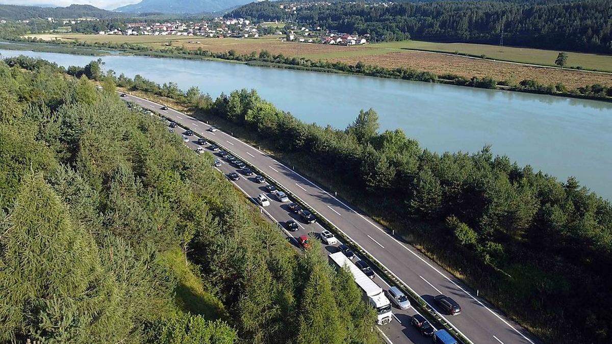 Über die Karawankenautobahn wälzt sich die Autolawine in den Süden