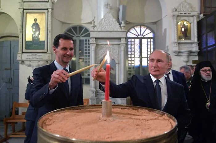 Machthaber Assad war zwischenzeitlich stark in Bedrängnis, griff zu Folter und Chemiewaffenangriffen auf das eigene Volk. Doch Russlands Präsident Putin griff militärisch ein und stützt Assad bis heute