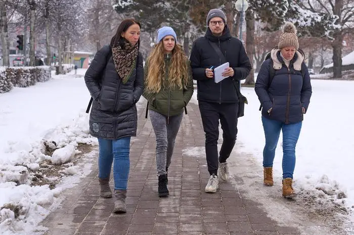 Fanzott, Koren und Schmacher (von links) mit Kleine-Redakteur Marco-William Ninaus am Rundgang durch die Innenstadt