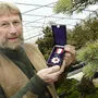 Günther Klösch mit  japanischem Orden: seit 40 Jahren Bonsai-Kunst in Seeboden