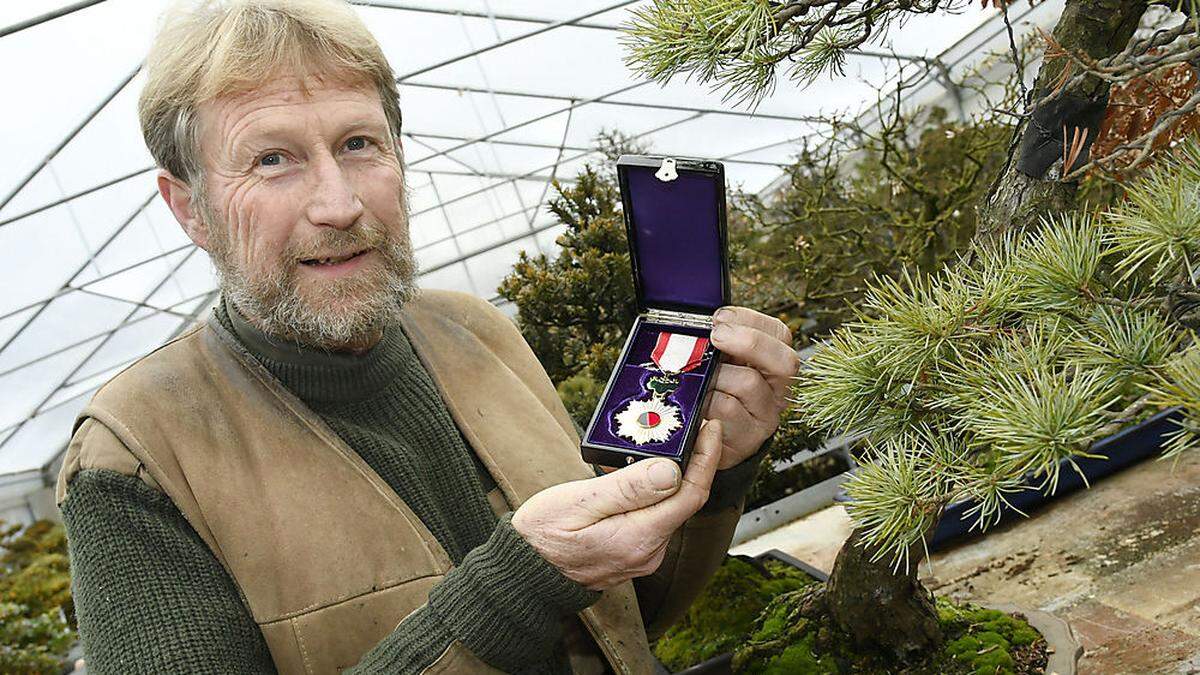 Günther Klösch mit  japanischem Orden: seit 40 Jahren Bonsai-Kunst in Seeboden