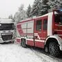 Bisher ein gängiges Bild: Die Feuerwehr versucht, hängen gebliebene Lkw wieder flott zu machen