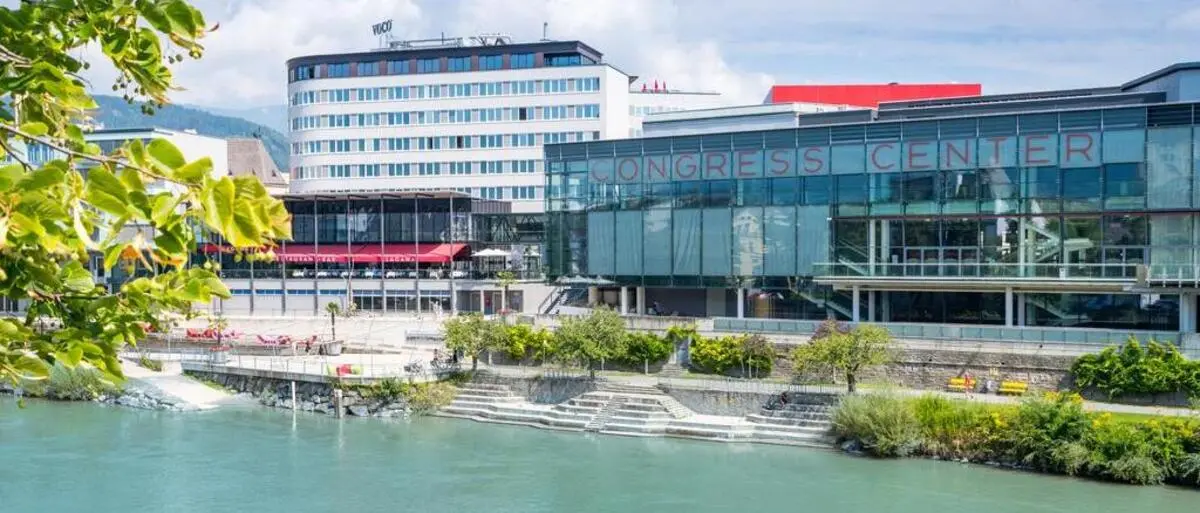 Das Congress Center Villach mit Blick auf die Drau | Die Informationsveranstaltung wird im CCV in Villach stattfinden