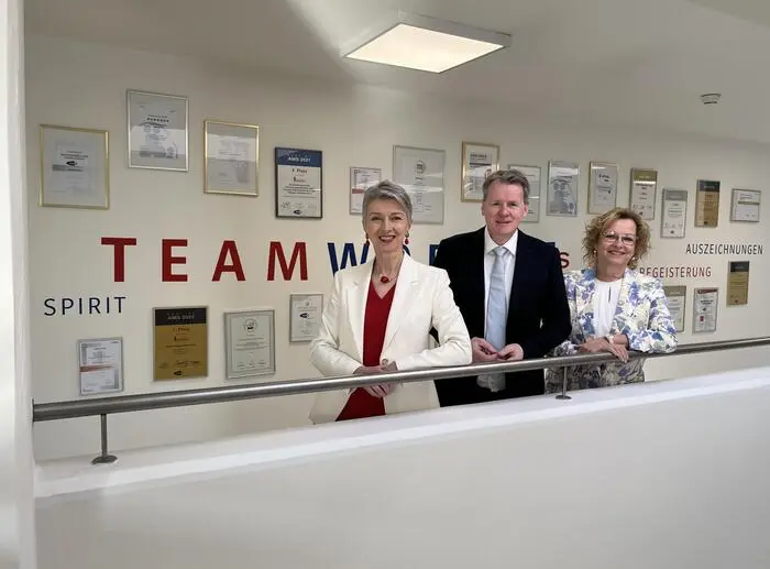 Gaby Schaunig, Peter Wedenig und Silvia Igumnov bei der gemeinsamen Pressekonferenz im AMS in Klagenfurt