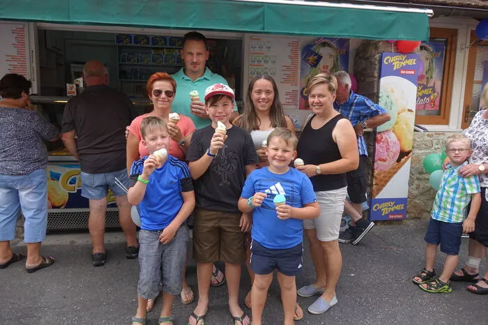 Zahlreiche Eisliebhaber kamen mit ihrer ganzen Familie, um sich diese süße Abkühlung zu holen.