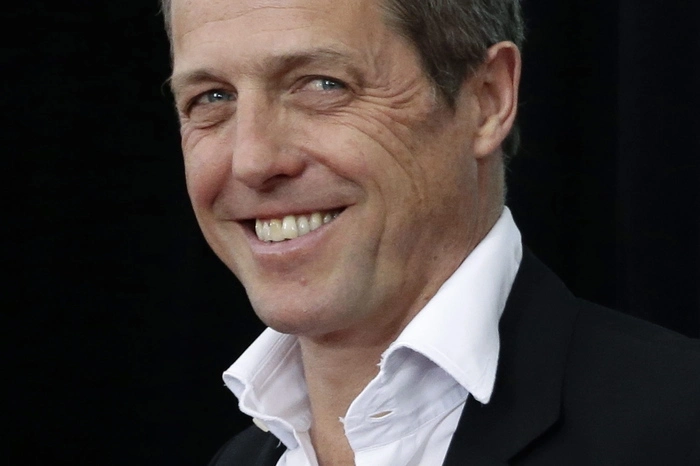 "Ich bin einfach zu alt und zu hässlich geworden für einen Hauptdarsteller in romantischen Komödien. Gott sei Dank!" Den Durchbruch schaffte der "King of Rom Com", der König der romantischen Komödie, 1994 mit der Romanze "Vier Hochzeiten und ein Todesfall".