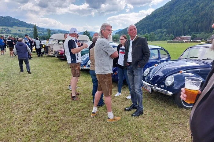 Zudem gab es ein umfassendes Rahmenprogramm: Bierkrug schupfen oder ein Sackerl mit Schrauben beim Zieleingang bei der Reithalle möglichst genau 6,66 Meter vor der Ziellinie aus dem rollenden Fahrzeug fallen zu lassen.