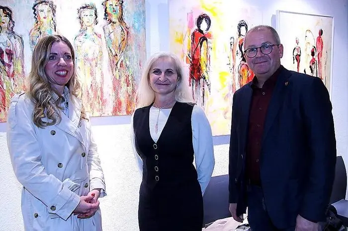 Irmgard Götzl präsentiert ihre Bilder unter dem Titel „vielfältig / grenzenlos“ in der Galerie am Schlossbergtor