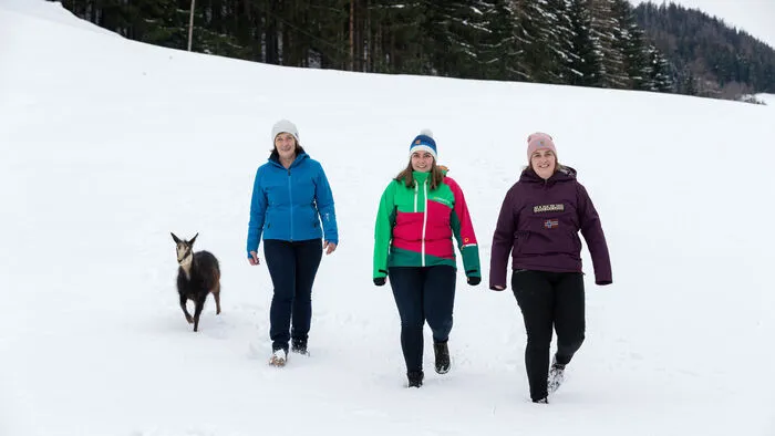 Mit Bäuerin Elisabeth Höflehner und deren Töchtern Verena und Karin zottelt das süße Gamskitz Lotti ganz brav durch die Rohrmooser Winterlandschaft