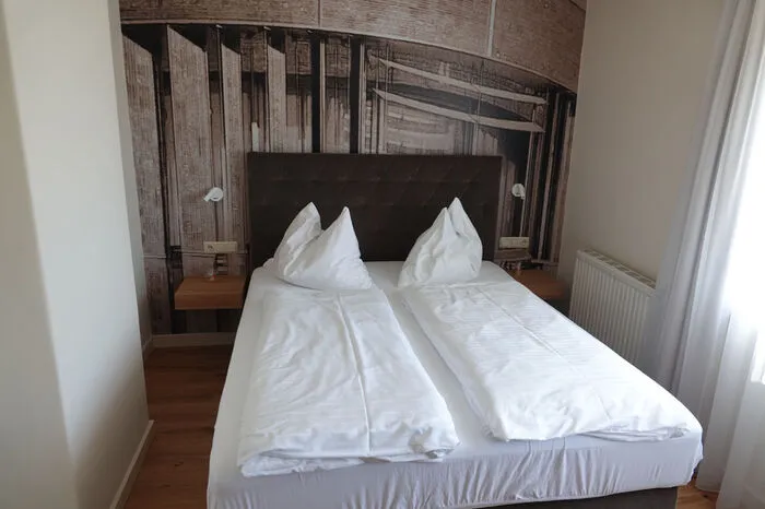 Das Geminihaus als Fototapete im Zimmer.