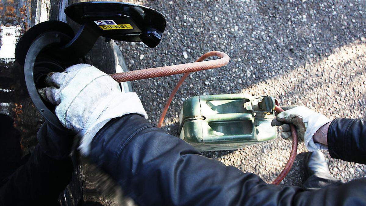 Die Täter brachen den Tankdeckel auf und zapften 400 Liter Diesel ab (Symbolfoto)