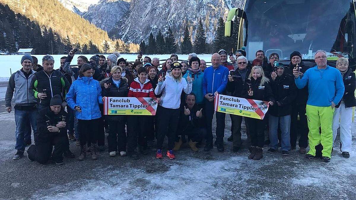 60 Fans drückten Tamara Tippler (Mitte, weiße Jacke) in Cortina d'Ampezzo fest die Daumen