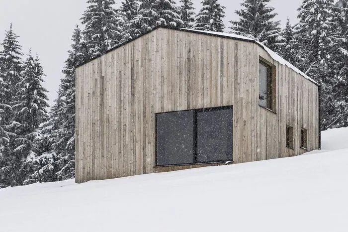 In Salzburg steht das "Lesehaus" des Architekten Thomas Lechner (LP architektur) auf dem Siegerpodest. „Sehr persönlicher Raum verbindet sich von Innen mit der Umgebung über Ausblicke, die eine Einsiedelei in den Bergen vermuten lassen, dabei befindet man sich in einer ländlichen Wohnsiedlung," meinte die Jury.  "Das Lesehaus steht am Hang, mit seiner sägerauhen Holzfassade entspricht es dem Wunsch nach Zurückhaltung und vermittelt nach außen die Intimität des Wohnraumes. Über einen Steg betritt man ein Gebäude mit sehr eigenständigem und individuellen Raumkonzept, tiefe Öffnungen schaffen über unterschiedliche Ausblicke Verbindung zur Natur. Verschieden bespielbare Bereiche reihen sich über zwei Geschosse, ebenso das Zentrum des „Lesehauses“: Eine Bücherwand."