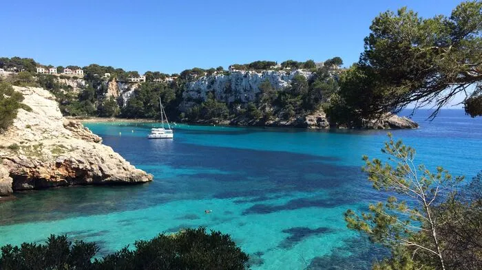 Die malerischen Buchten rund um Menorca laden zum Verweilen ein. Ein besonderer Tipp ist die Bucht "Macarella" im Südwesten.