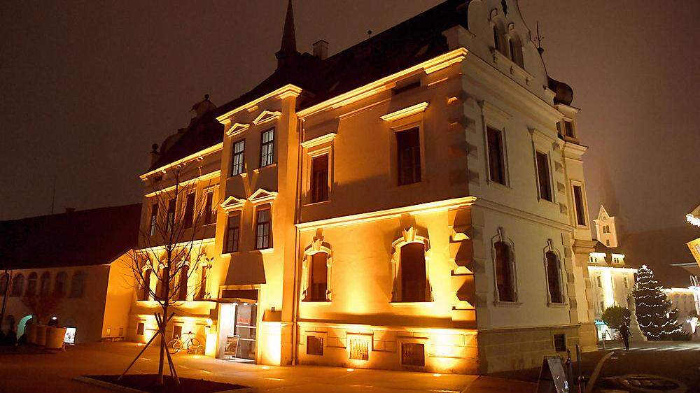 Das Gleisdorfer Rathaus erstrahlt seit Montag in Orange