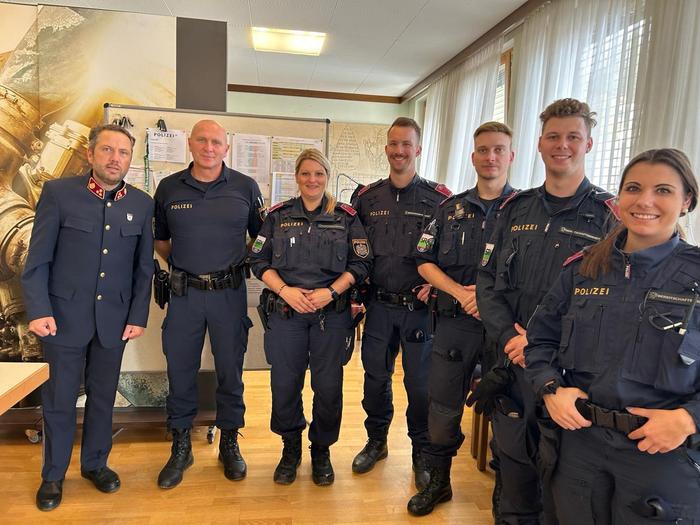 Bezirkskommandant Martin Mellem (l.) leitete den Maxlaun-Einsatz. Neben ihm Alexander Neuböck von der Polizeiinspektion Neumarkt sowie Polizistinnen und Polizisten der Bereitschaftseinheit des Landespolizeikommandos