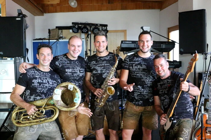Musikant Valentin „Volte“ Stubinger (ganz links) lud mit der Band „Malzbratla“ anlässlich des traditionellen Dämmerschoppens zu sich nach Hause nach Buggl in Bach hoch über dem Glantal. 