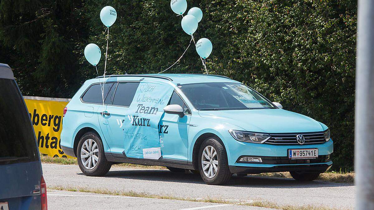 Das Team Kurz-Auto wurde am Festgelände geparkt