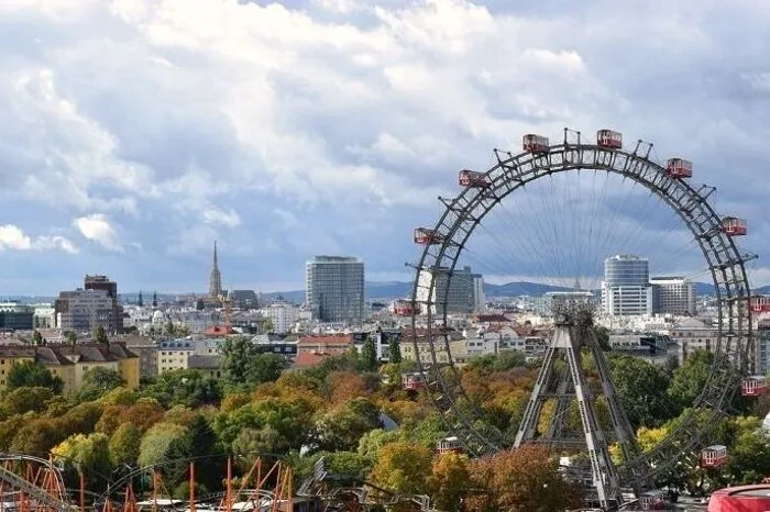 Mit schulpflichtigen Kindern oder einem aufgebrauchten Urlaubskonto darf es gern ein bisschen näher sein. Ein Wochenendausflug in die Bundeshauptstadt kann eine willkommene Abwechslung bieten. Musicals, Kabarett, unzählige Museen, der Zoo, Cafés, der Prater und geheime wie altbekannte Sehenswürdigkeiten - Wien lässt sich jedes Mal neu entdecken.