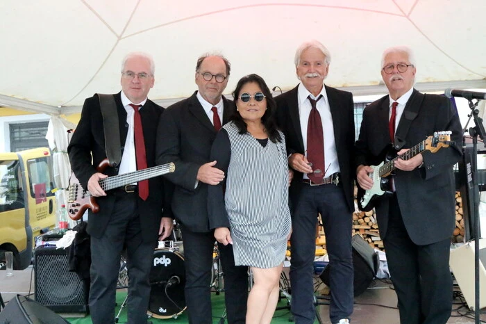 Die Kultband „The Roletts“ mit Frontman Freddy Bein (2. von rechts) sorgte am Freitagabend in der Kirchgasse für große Begeisterung. 