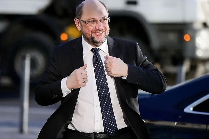 SPD-Chef Martin Schulz hat schon am Wahlabend alles auf eine Karte gesetzt, indem er sich den Verhandlungen vorerst entzog. Seine Zähigkeit machte sich bezahlt, er selbst wird vermutlich Außenminister - und löst damit auch da seinen Vorgänger als Parteichef, Sigmar Gabriel ab.