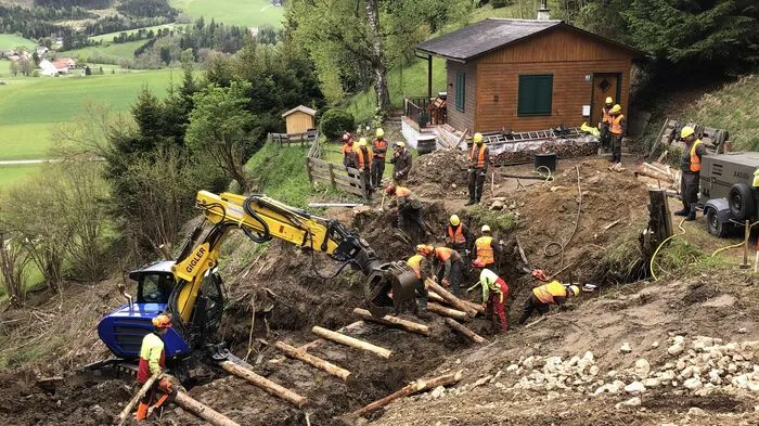 Vom 13. bis 17. Mai arbeiten 44 Soldaten vom Baupionier- und Katastrohenhilfeeinsatzzug des Militärkommando Steiermark mit Experten der Wildbach- und Lawinenverbauung gemeinsam an einer rund 100 Meter langen Hangverbauung im Bereich Hagenbauerbach bei Obdach.