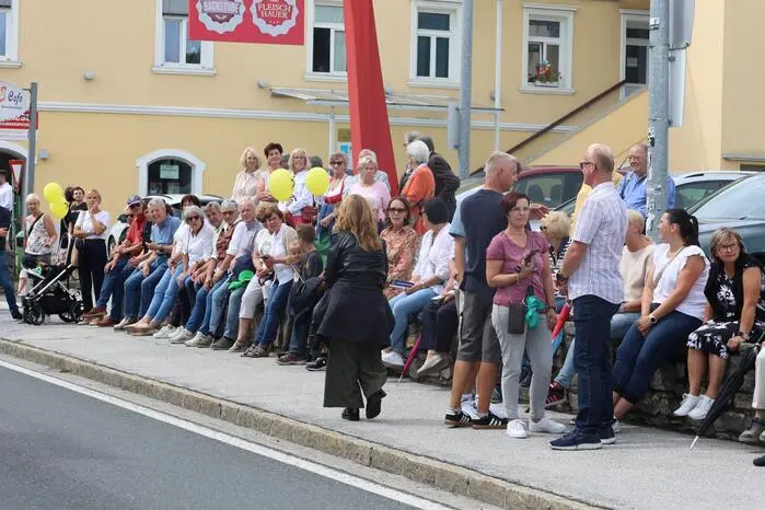 Die Bevölkerung nahm regen Anteil am Jubiläumsumzug.