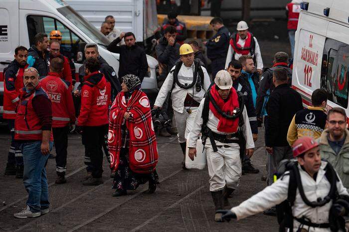 Rund 150 Menschen sind an den Such- und Rettungsmaßnahmen beteiligt