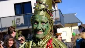 Ein als Froschkönig verkleideter Mann