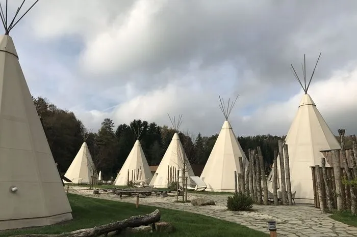 Aus einem kleinen früheren "Indianerdorf" entstand ein Freizeitpark. Herzstück sind die zwölf modernen, zweistöckigen Holztipis. 