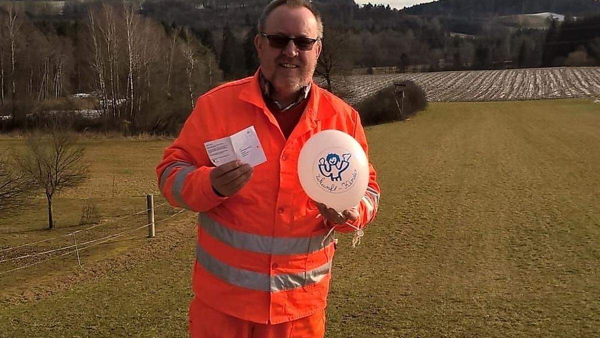 Fritz Wetternig mit dem Ballon, der jetzt einen Kinderwunsch erfüllt