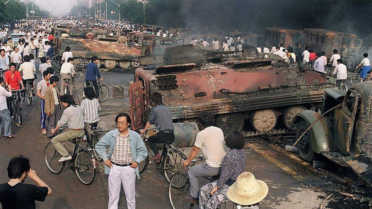 Ausgebrannte Panzerfahrzeuge am 4. Juni 1989 auf dem Tiananmen-Platz in Peking